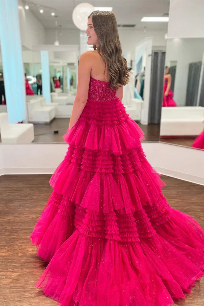 Vestido de fiesta largo de tul multicapa con apliques, sin tirantes y corte A